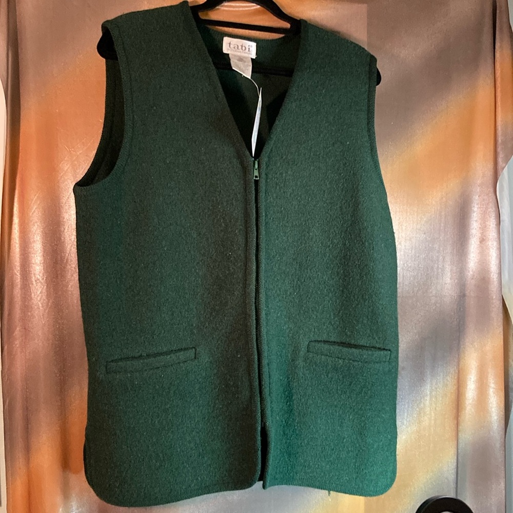 Tabi internacional pure new wool evergreen zip up vest Large 46” chest.‎ V